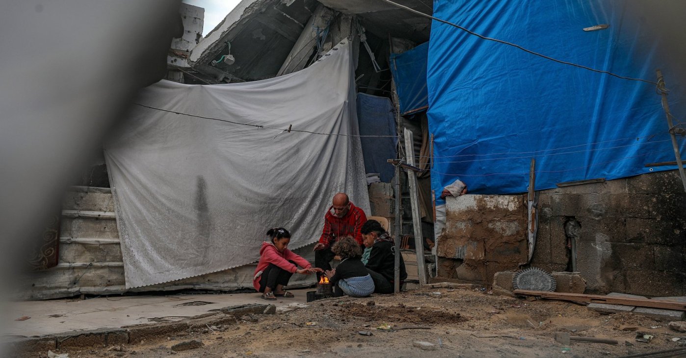 A Palestinian father and his children warm themselves by the fire outside their family&#039;s destroyed home during cold winter weather, in the Sheikh Radwan neighborhood during the Gaza cease-fire, Gaza City, Palestine, Dec. 2025. (EPA Photo)