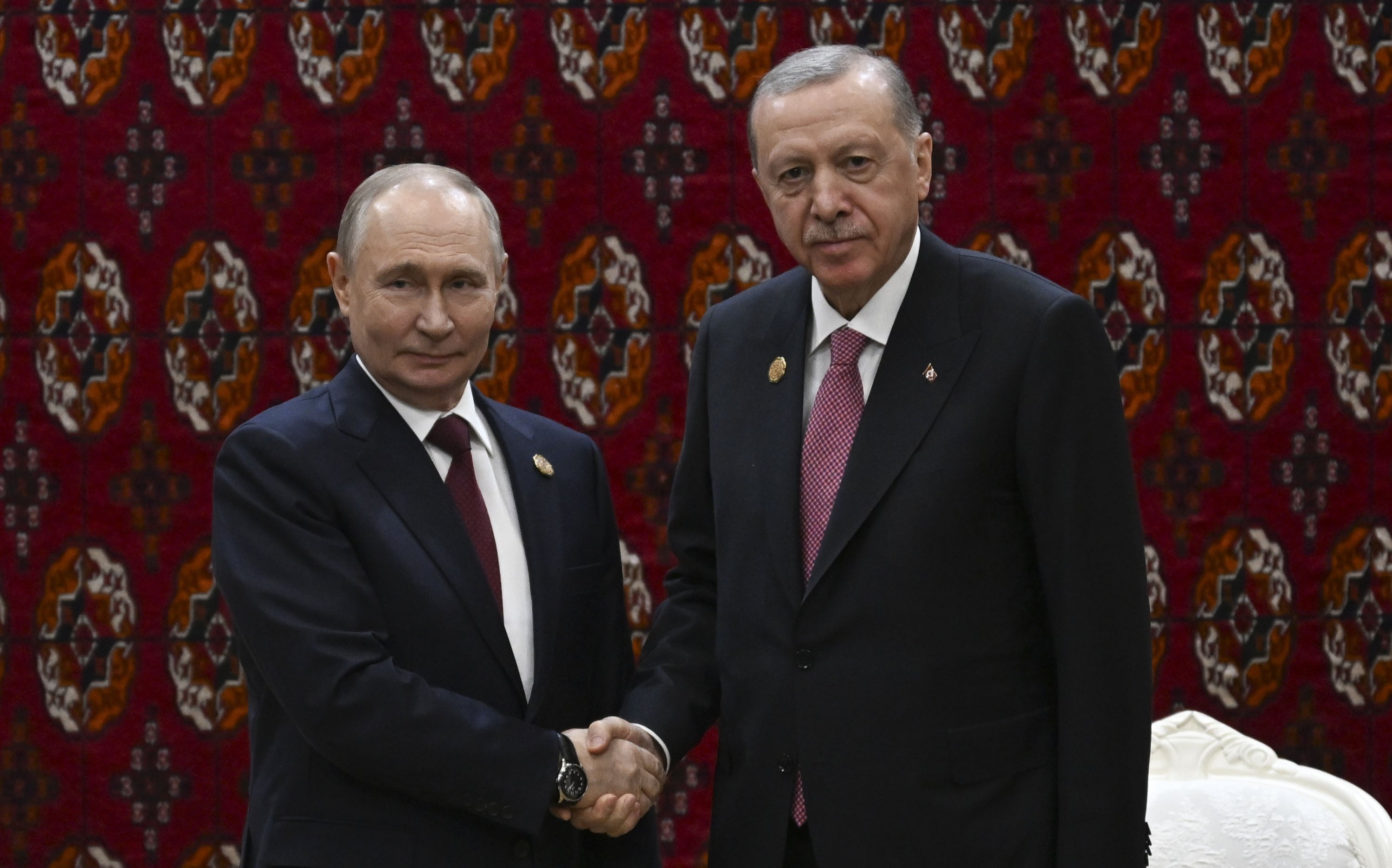 Erdoğan, Putin meet in Turkmenistan