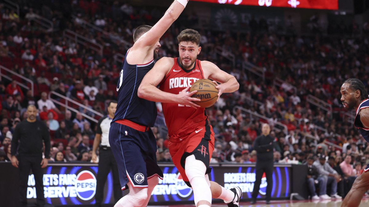 Houston Rockets&#039; Alperen Şengün (R) drives with the ball as Los Angeles Clippers&#039; Ivica Zubac defends during the fourth quarter at Toyota Center, Houston, U.S., Dec. 11, 2025. (Reuters Photo)