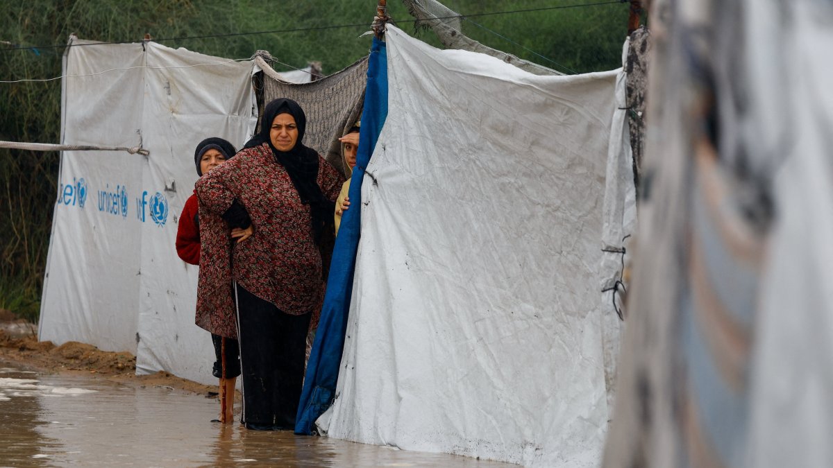 Storm batters Gaza, death toll hits 4 as tents collapse in cold