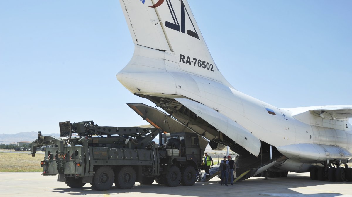 Military officials work around a Russian transport aircraft, carrying parts of the S-400 air defense systems, after it landed at Murted military airport, Ankara, Türkiye, Aug. 27, 2019. (AP Photo)