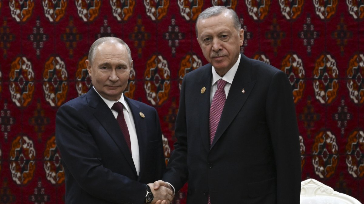 Russian President Vladimir Putin (L) and President Recep Tayyip Erdoğan attend a meeting, Ashgabat, Turkmenistan, Dec. 12, 2025. (Reuters Photo)
