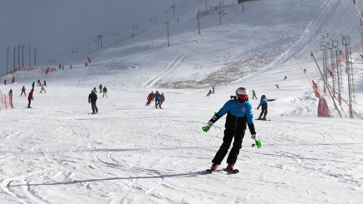 Skiers enjoy the snowfall and winter season opening at Palandöken, Erzurum, eastern Türkiye, Dec. 13, 2025. (AA Photo)