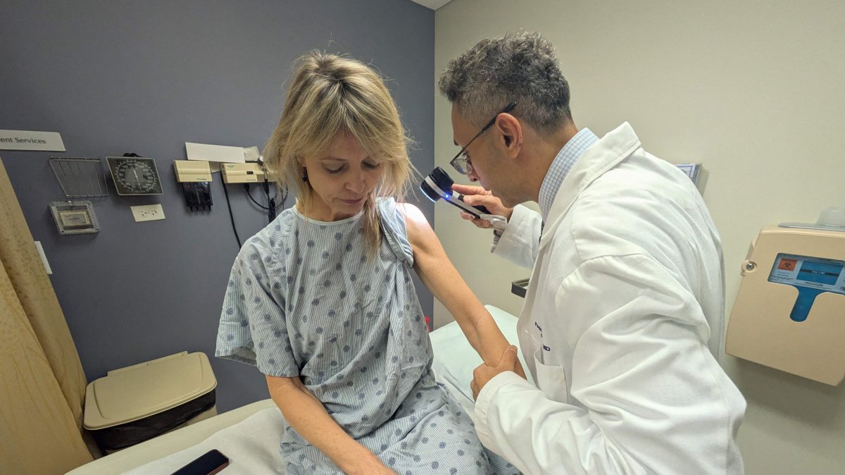 Heidi Tarr is being examined by dermatologist Pedram Gerami at Northwestern University, Evanston, Illinois, U.S., Nov. 20, 2025. (AFP Photo)
