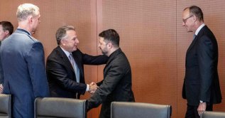German Chancellor Friedrich Merz (R) watches as U.S. special envoy Steve Witkoff (2ndL) and Ukraine's President Volodymyr Zelenskyy greet each other prior to a meeting in a conference room in the Chancellery in Berlin, Germany, Dec. 14, 2025. (AFP Photo)
