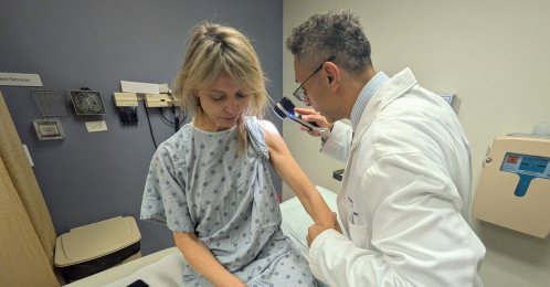 Heidi Tarr is being examined by dermatologist Pedram Gerami at Northwestern University, Evanston, Illinois, U.S., Nov. 20, 2025. (AFP Photo)