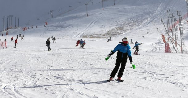 Skiers enjoy the snowfall and winter season opening at Palandöken, Erzurum, eastern Türkiye, Dec. 13, 2025. (AA Photo)