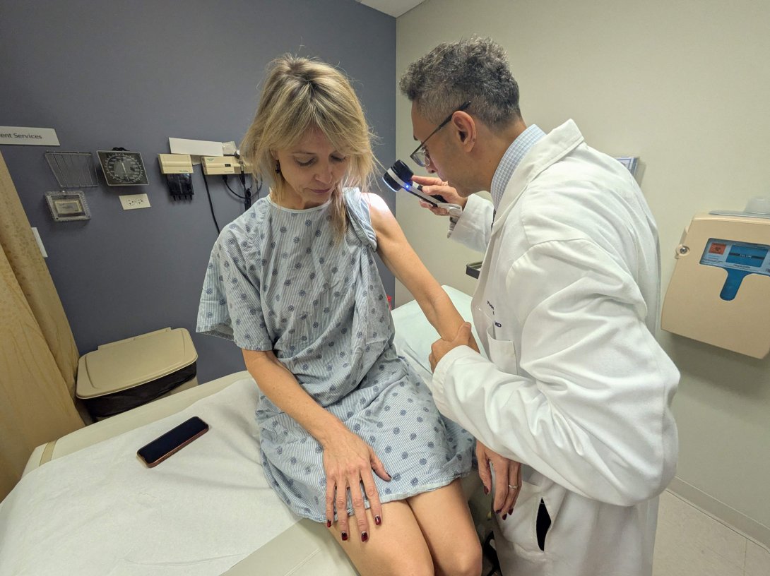 Heidi Tarr is being examined by dermatologist Pedram Gerami at Northwestern University, Evanston, Illinois, U.S., Nov. 20, 2025. (AFP Photo)