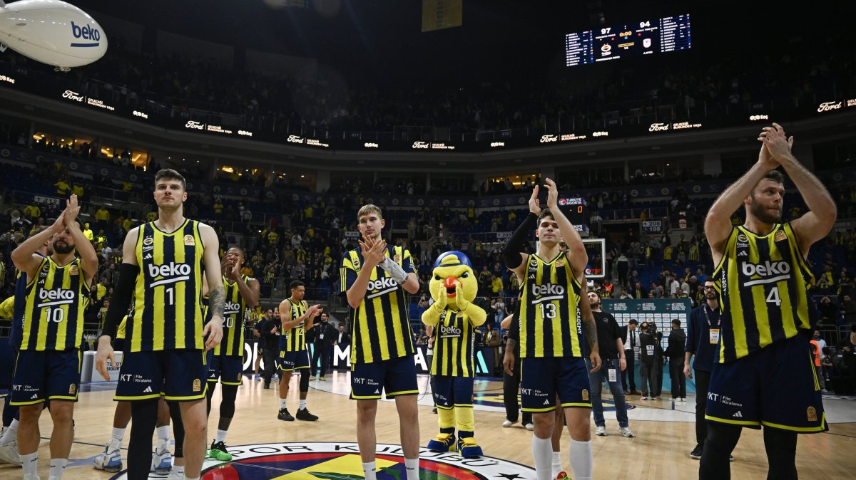 Fenerbahçe Beko players applaud fans after the Süper Lig match against Anadolu Efes at the Ülker Sports and Events Hall, Istanbul, Türkiye, Dec. 15, 2025. (AA Photo)