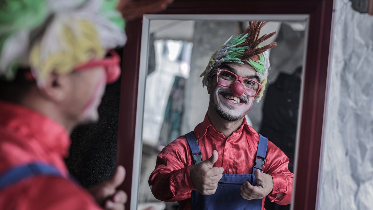 Bureij clown performs for Gaza children amid war grief