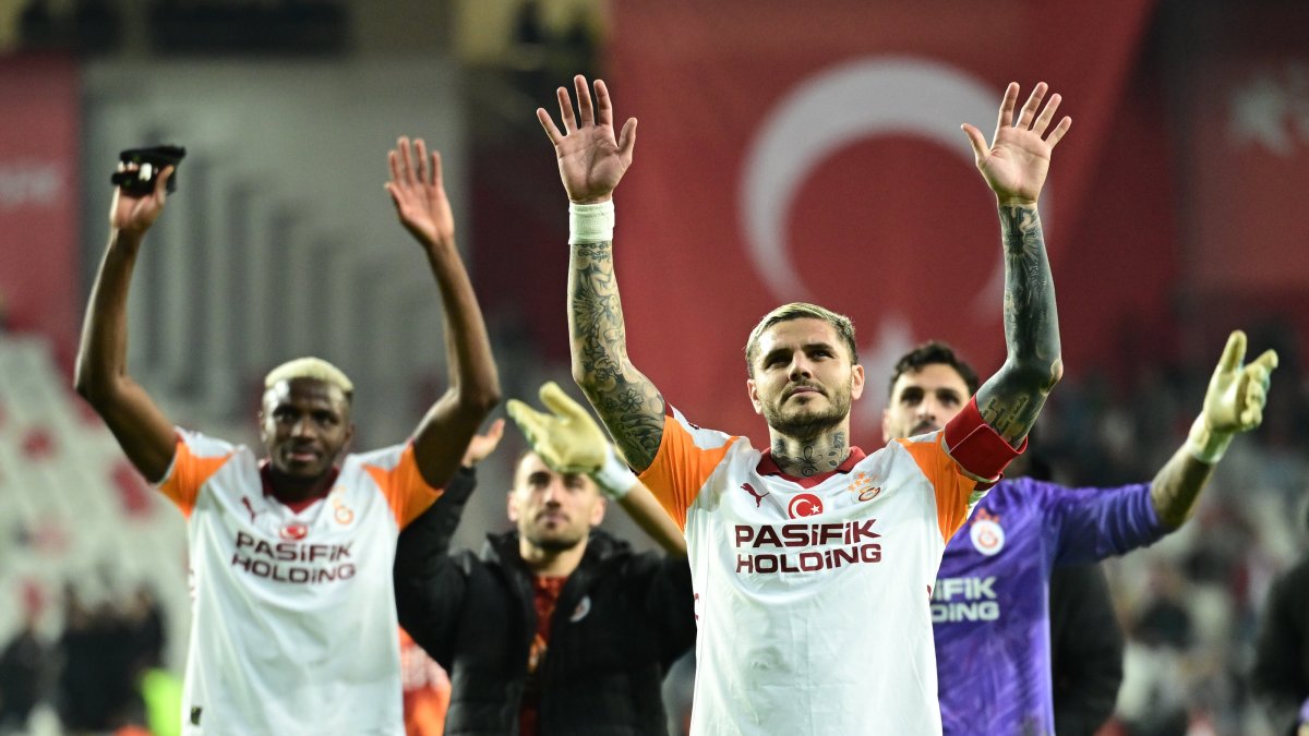 Galatasaray players applaud fans after the Süper Lig match against Antalyaspor at Corendon Airlines Park Antalya Stadium, Antalya, Türkiye, Dec. 13, 2025. (AA Photo)