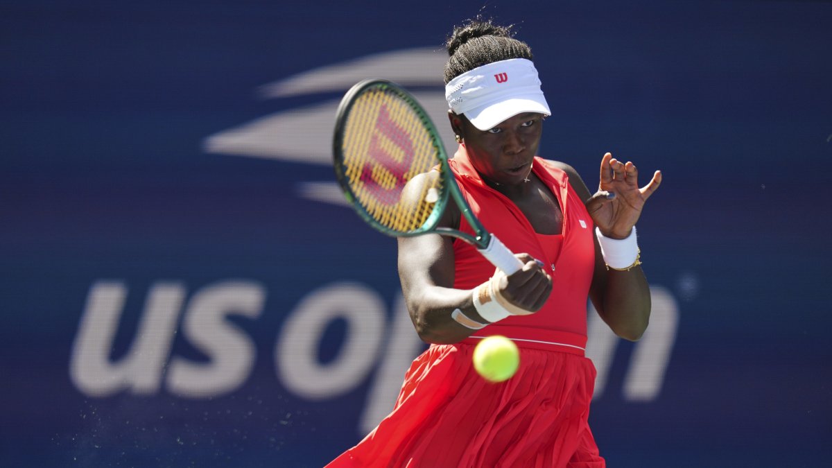 Canada's Victoria Mboko returns a shot to Czechia's Barbora Krejcikova during the first round of the U.S. Open tennis championships, New York, U.S., Aug. 25, 2025. (AP Photo)