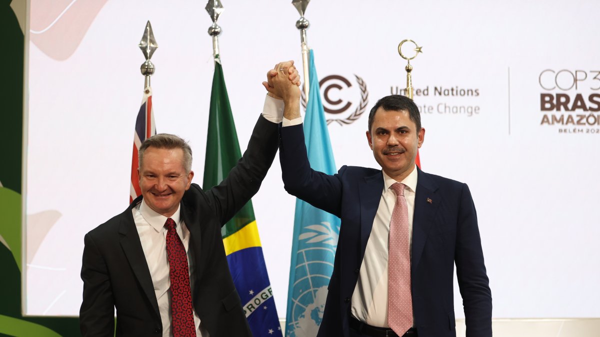 Environment, Urbanization and Climate Change Minister Murat Kurum (R) celebrates the agreement to host COP31 with the Australian minister for Climate Change and Energy, Chris Bowen, Belem, Brazil, Nov. 23, 2025. (DHA Photo)