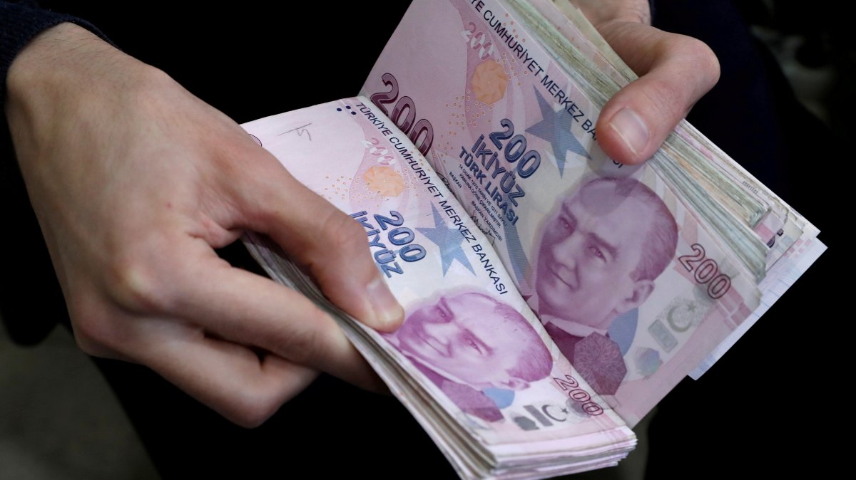 A merchant counts Turkish lira banknotes at the Grand Bazaar, Istanbul, Türkiye, March 29, 2019. (Reuters Photo)