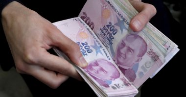A merchant counts Turkish lira banknotes at the Grand Bazaar, Istanbul, Türkiye, March 29, 2019. (Reuters Photo)