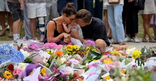 Mourners pay a floral tribute to Bondi Beach shooting victims at the Bondi Pavilion, Sydney, Australia, Dec. 15, 2025. (AFP Photo)