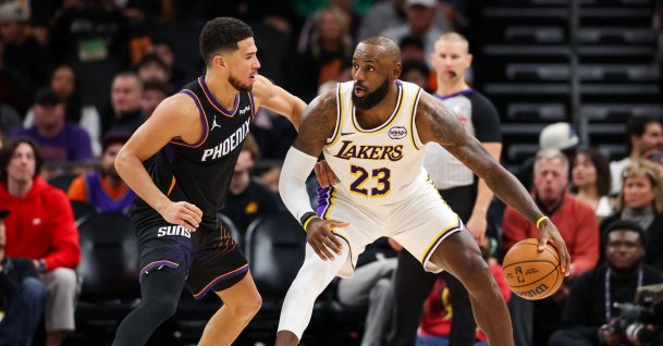 Phoenix Suns' Devin Booker (L) defends Los Angeles Lakers' Lebron James during the second half of a game at Mortgage Matchup Center, Phoenix, U.S., Dec. 14, 2025. (AFP Photo)