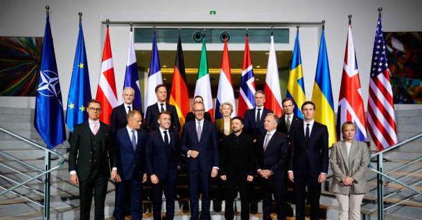 European leaders, Ukrainian President Volodymyr Zelensky, U.S. Special Envoy Steve Witkoff, pose for a family photo at the Chancellery in Berlin, Germany, Dec. 15, 2025. (EPA Photo)