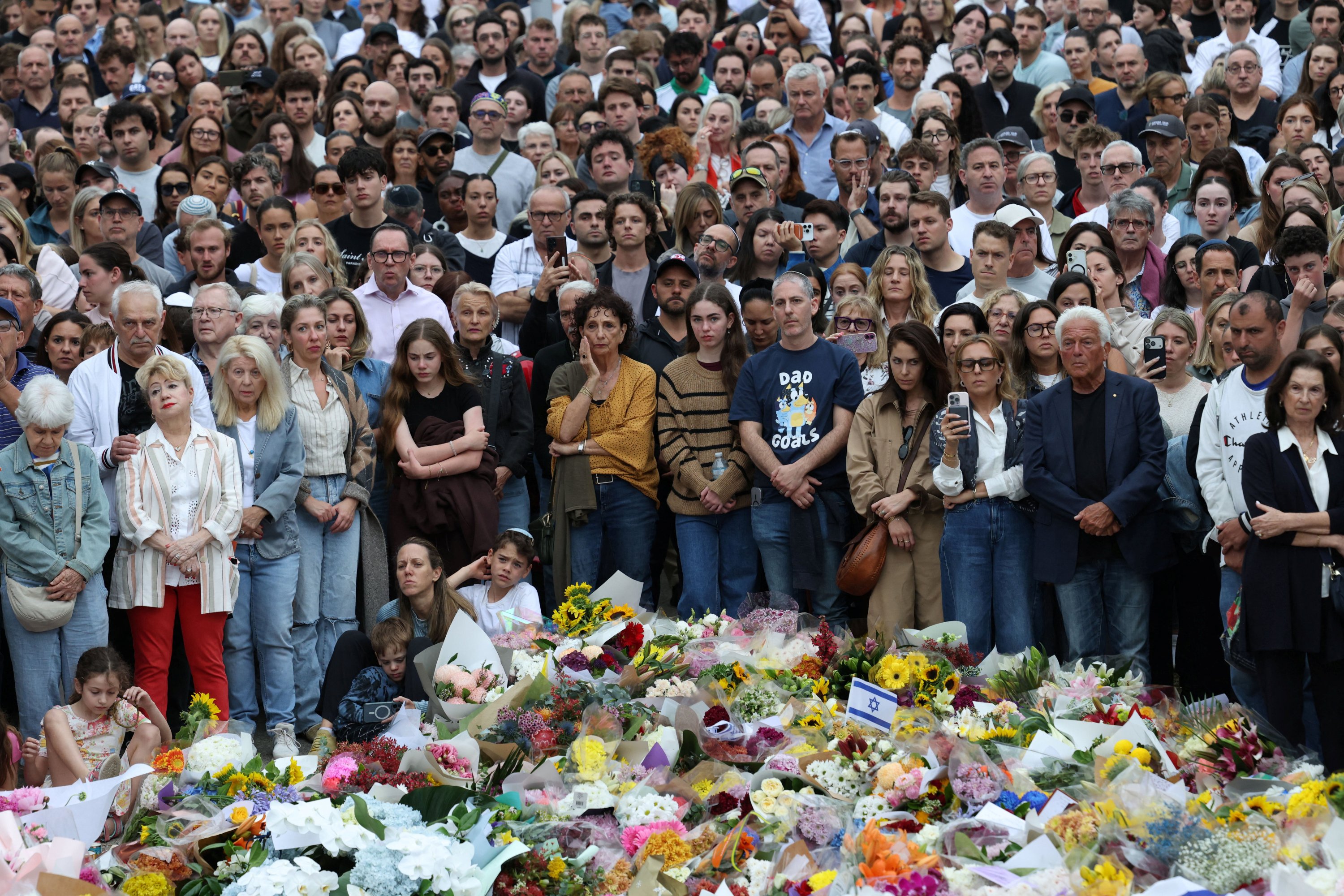 Napad na Bondi Beach je bil teroristično dejanje, navdihnjeno z Islamsko državo; osumljenca sta oče in sin.