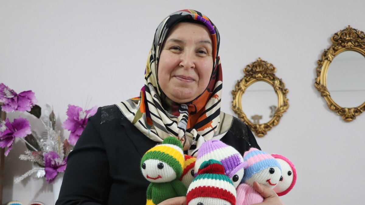 Turkish woman crafts handmade dolls to make orphans smile