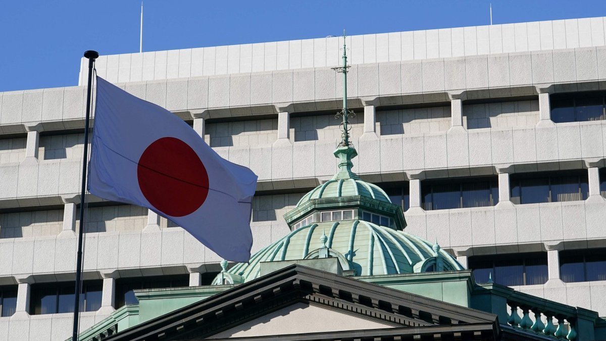 The Japanese flag flutters above the Bank of Japan (BOJ) headquarters, Tokyo, Japan, Dec. 16, 2025. (AFP Photo)