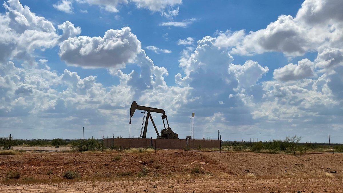 Oil slips below $60 on Ukraine hopes, stocks retreat ahead US data