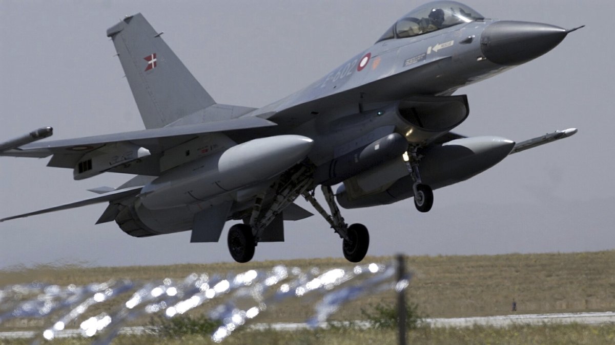 An F-16 fighter lands at a Turkish air base, Konya, central Türkiye, Sept. 8, 2004. (AP Photo)