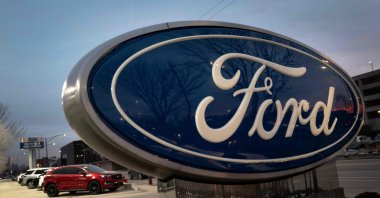 A sign with the Ford logo sits in front of a dealership, Chicago, Illinois, U.S., Dec. 15, 2025. (AFP Photo)