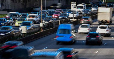 Motorists driving their cars past a road sign announcing the new carpool lane on the Paris ring road, France, March 5, 2025. (AFP Photo)