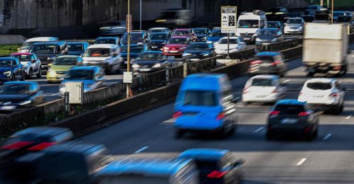 Motorists driving their cars past a road sign announcing the new carpool lane on the Paris ring road, France, March 5, 2025. (AFP Photo)