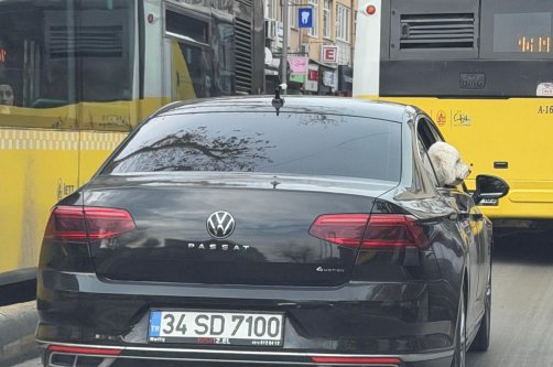 The dog is seen sticking its head out of a car window as the vehicle moves through traffic in Üsküdar, Istanbul, Türkiye, Dec. 12, 2025. (IHA Photo) 