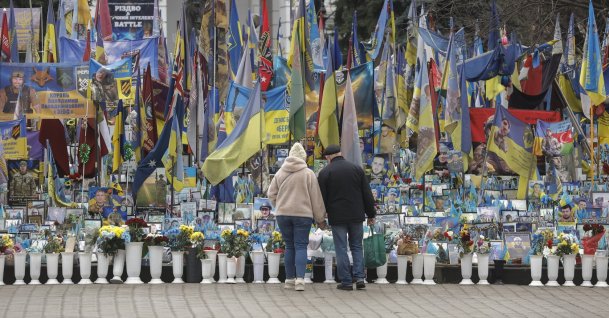 People walk next to a makeshift memorial dedicated to the fallen Ukrainian soldiers and international volunteers in Independence Square in Kyiv, Ukraine, Dec. 15, 2025. (EPA Photo)