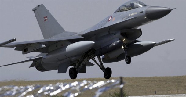 An F-16 fighter lands at a Turkish air base, Konya, central Türkiye, Sept. 8, 2004. (AP Photo)