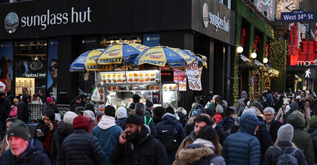 A food vendor is seen as people make their way through Herald Square in New York City, U.S., Dec. 11, 2025. (AFP Photo)