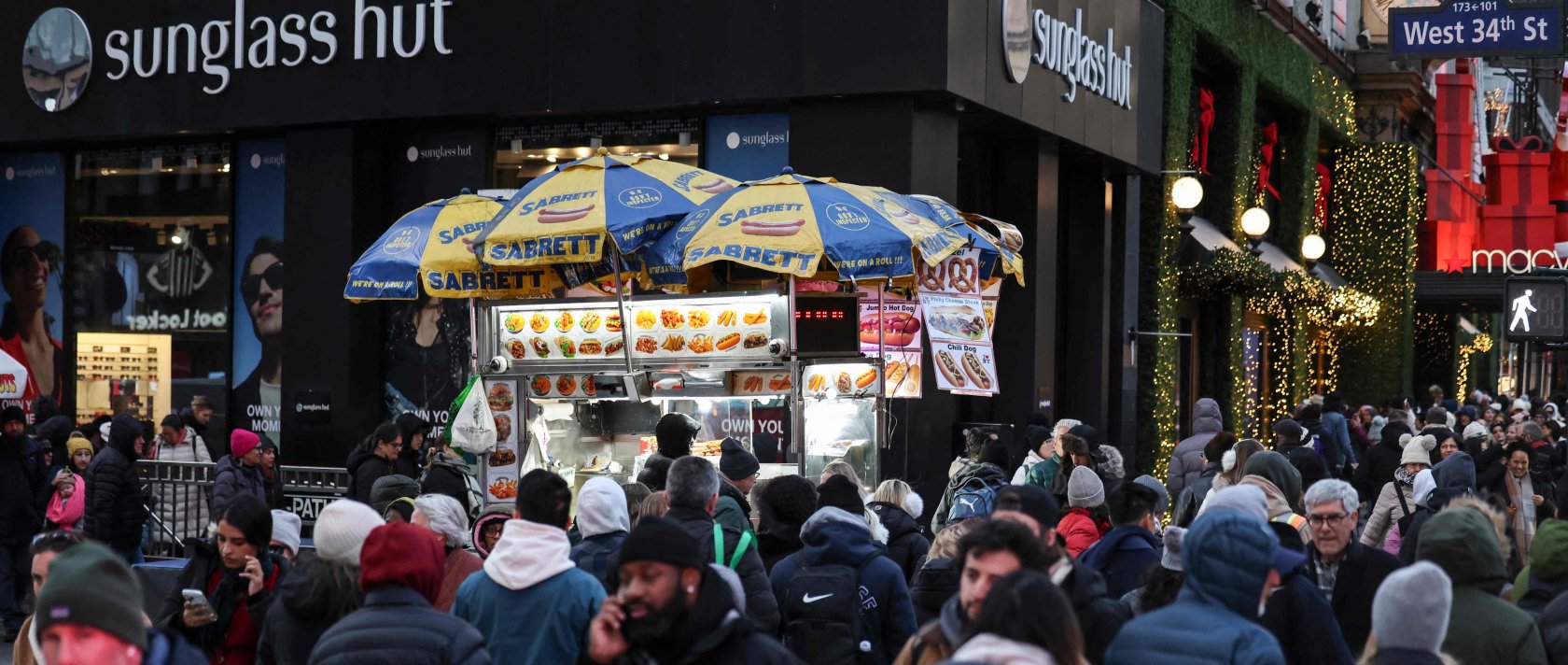A food vendor is seen as people make their way through Herald Square in New York City, U.S., Dec. 11, 2025. (AFP Photo)
