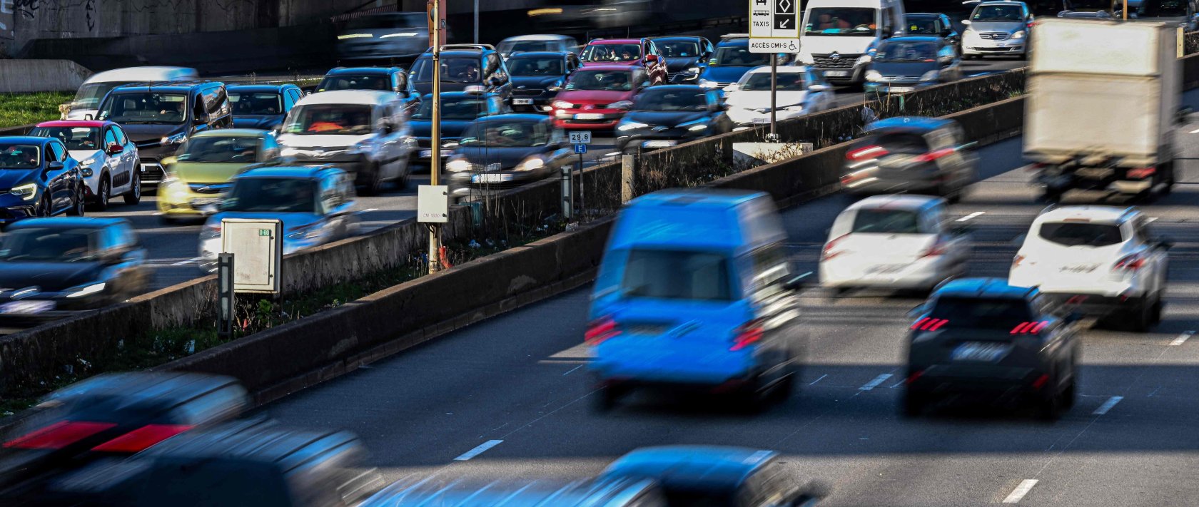Motorists driving their cars past a road sign announcing the new carpool lane on the Paris ring road, France, March 5, 2025. (AFP Photo)
