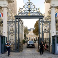 Police officers stand guard at the entrance of the French interior ministry, place Beauvau in Paris, Sept.  6, 2023. (AFP Photo)