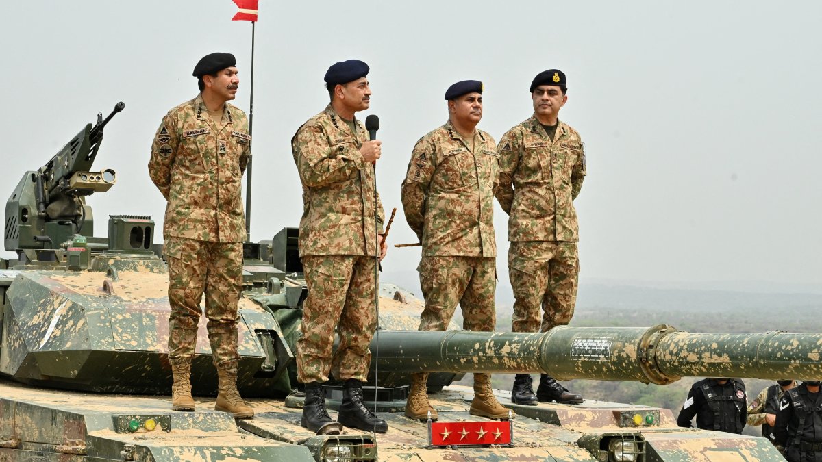 Chief of Army Staff of Pakistan Asim Munir (2nd L) speaks during his visit to the Tilla Field Firing Ranges (TFFR) in Mangla, Pakistan, May 1, 2025. (Reuters Photo)