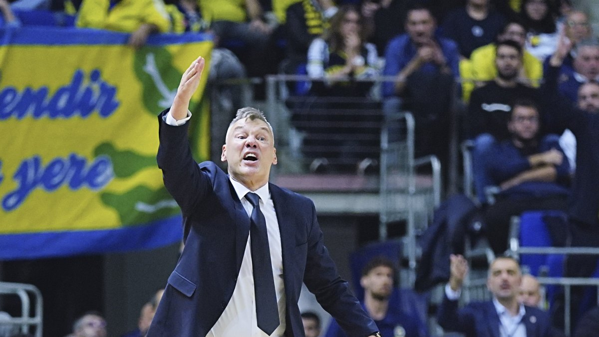 Fenerbahçe Beko head coach Sarunas Jasikevicius gives instructions to his players during the EuroLeague Round 16 game against Panathinaikos at Ulker Sports and Events Hall, Istanbul, Türkiye, Dec. 16, 2025. (AA Photo)

