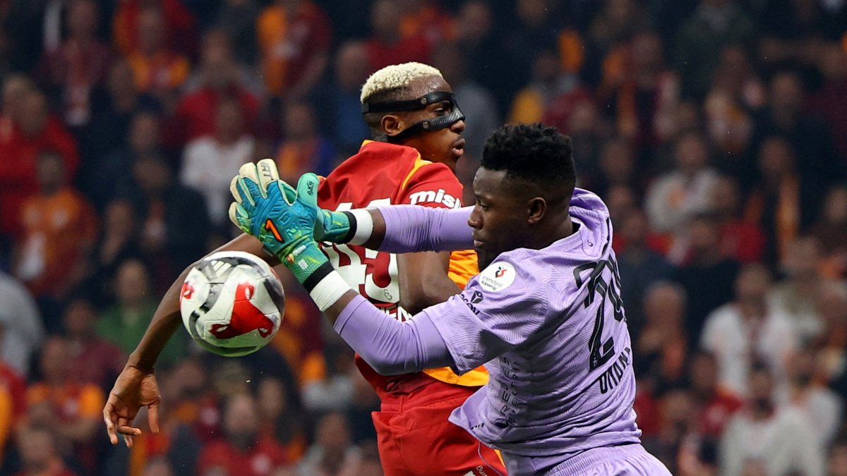 Trabzonspor's Andre Onana (R) in action with Galatasaray's Victor Osimhen during the Super Lig match at RAMS Park, Istanbul, Türkiye, Nov. 1, 2025. (Reuters Photo)