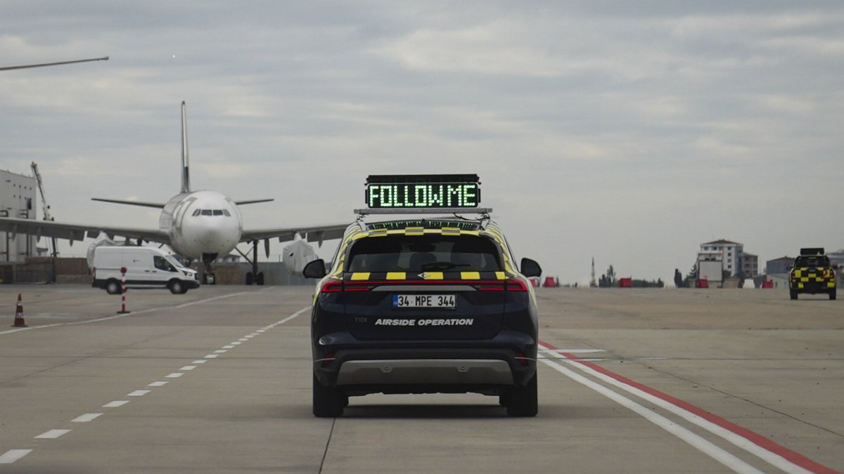 ‘Follow me’ teams quietly safeguard aircraft at busy Istanbul airport