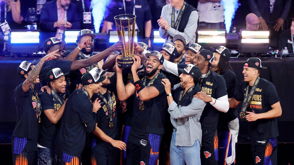 The New York Knicks celebrate with the trophy after the Knicks defeated the San Antonio Spurs 124-113 in the Emirates NBA Cup Championship game at T-Mobile Arena, Las Vegas, U.S., Dec. 16, 2025. (AFP Photo)