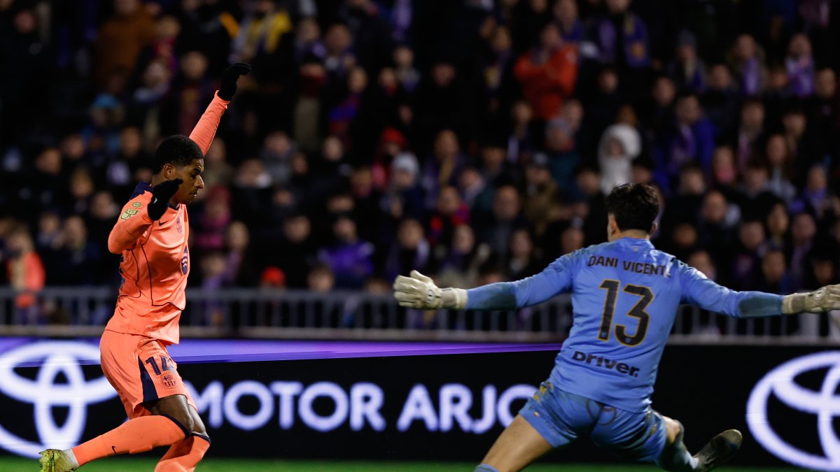 Barcelona's Marcus Rashford (L) fights for the ball with Guadalajara's Dani Vicente during the Copa del Rey match, Guadalajara, Spain, Dec. 16, 2025. (AP Photo)