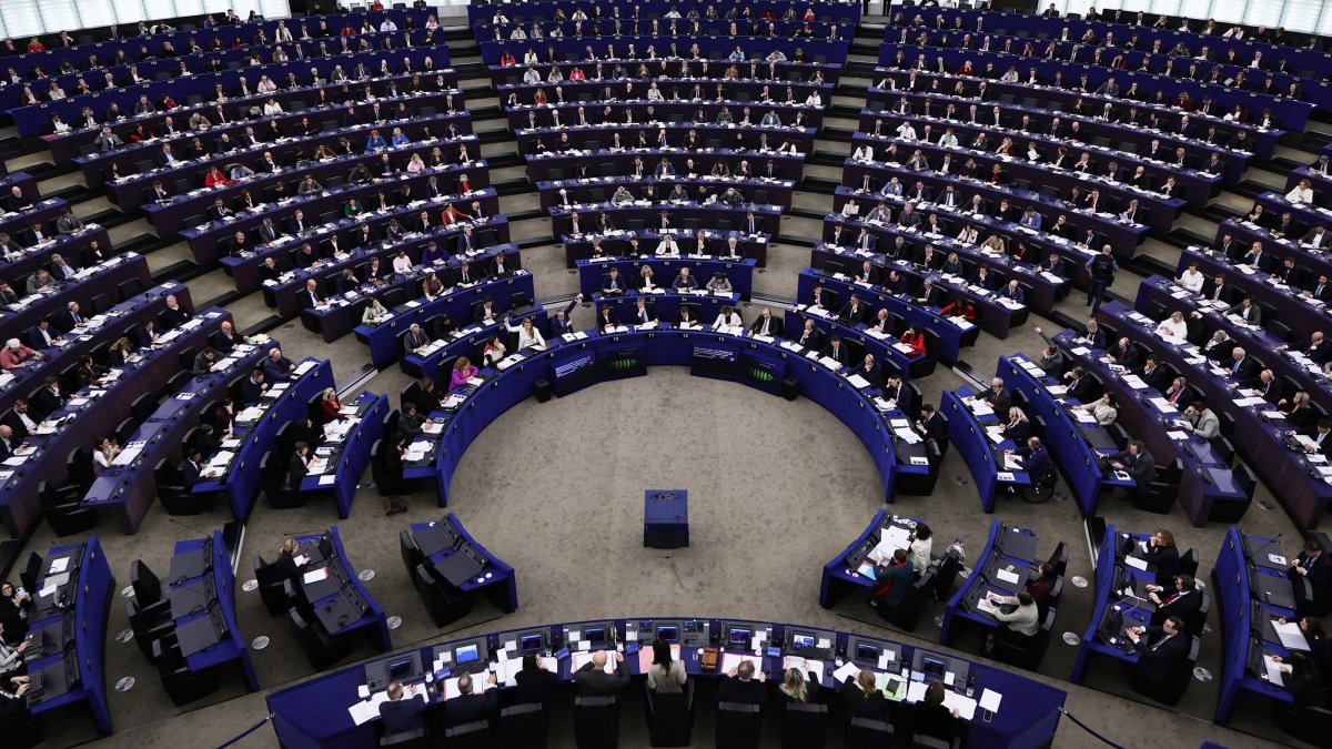 EU legislators support tightening migration laws