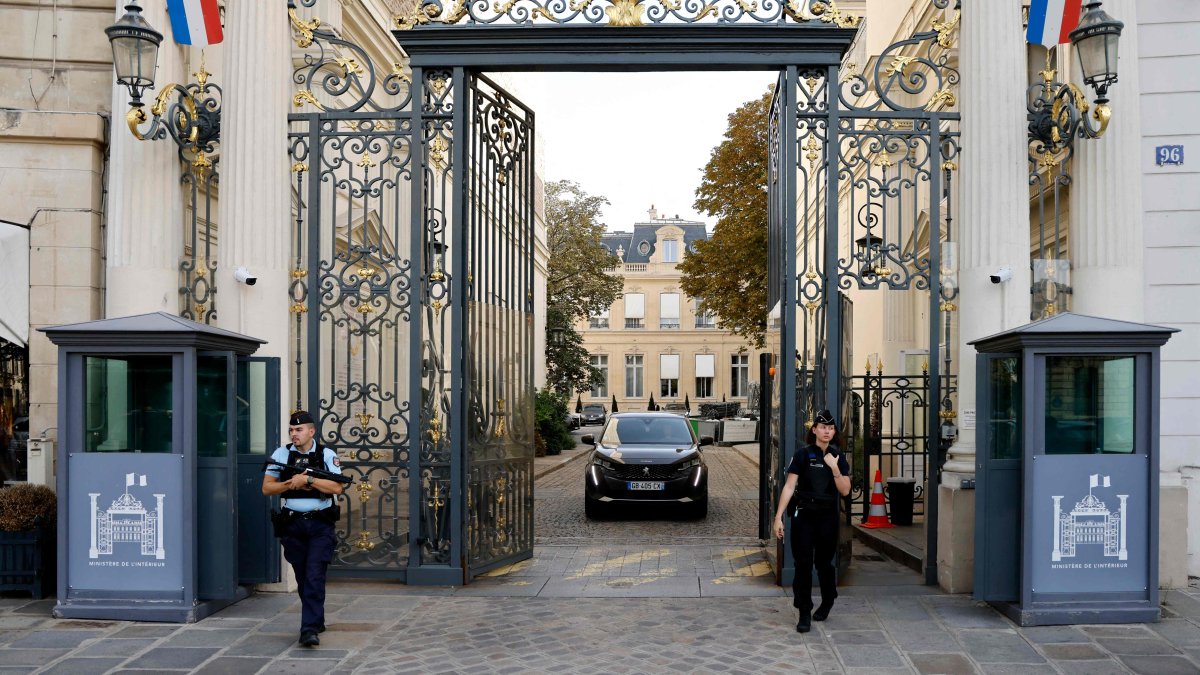 Police officers stand guard at the entrance of the French interior ministry, place Beauvau in Paris, Sept.  6, 2023. (AFP Photo)