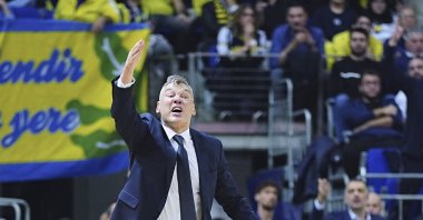Fenerbahçe Beko head coach Sarunas Jasikevicius gives instructions to his players during the EuroLeague Round 16 game against Panathinaikos at Ulker Sports and Events Hall, Istanbul, Türkiye, Dec. 16, 2025. (AA Photo)
