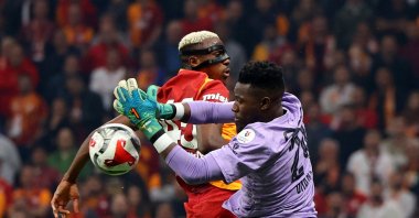 Trabzonspor's Andre Onana (R) in action with Galatasaray's Victor Osimhen during the Super Lig match at RAMS Park, Istanbul, Türkiye, Nov. 1, 2025. (Reuters Photo)