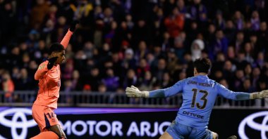 Barcelona's Marcus Rashford (L) fights for the ball with Guadalajara's Dani Vicente during the Copa del Rey match, Guadalajara, Spain, Dec. 16, 2025. (AP Photo)