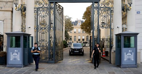 Police officers stand guard at the entrance of the French interior ministry, place Beauvau in Paris, Sept.  6, 2023. (AFP Photo)