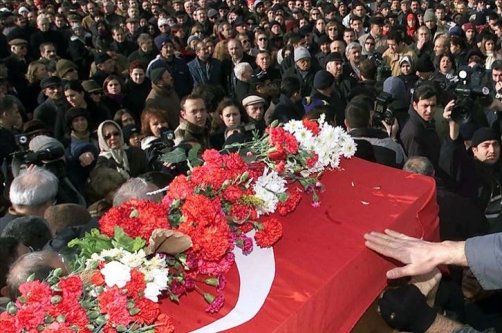 People attend the funeral of Necip Hablemitoğlu, Ankara, Türkiye, Dec. 22, 2002. (AA Photo)